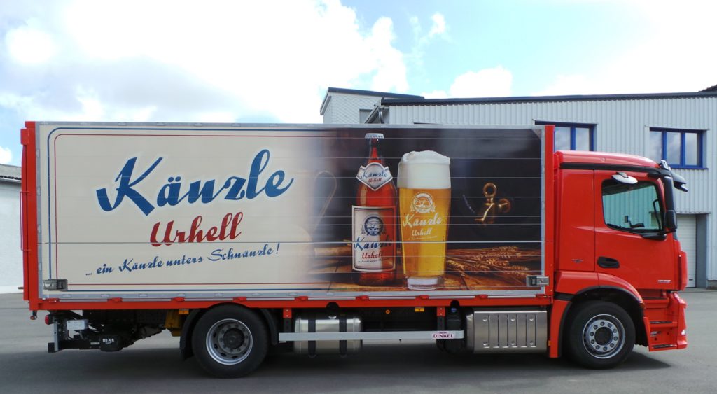 DINKEL - "MAGNUS" Schwenkwandaufbau/Überdach mit heckseitiger Ladebordwand als Abschluss Typ ADKLW in Niedrigbauweise Passend und montiert auf ein LKW Zweiachsfahrgestell des Typs Mercedes-Benz ANTOS 1832 L/NR